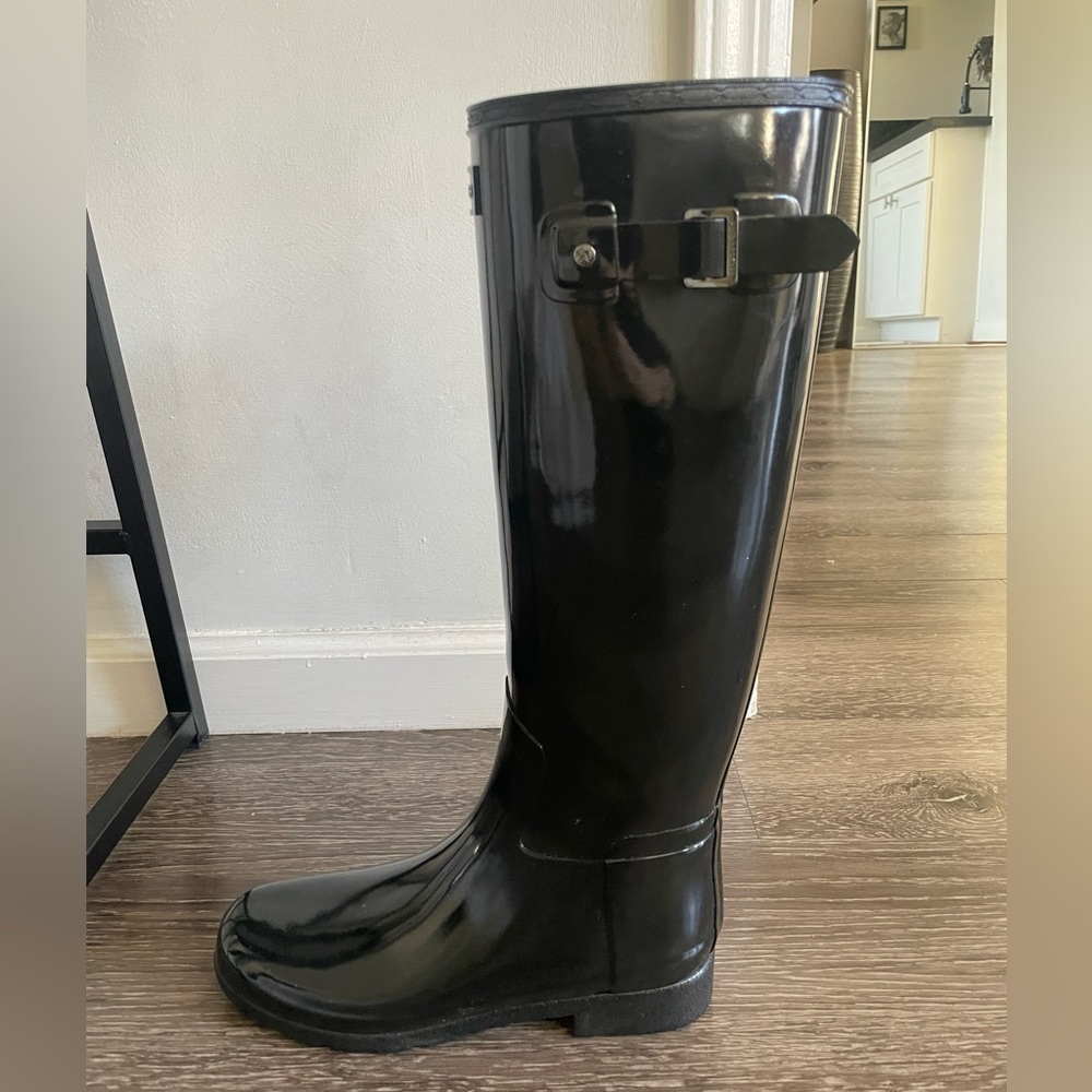 Classic tall Hunter gloss boots.